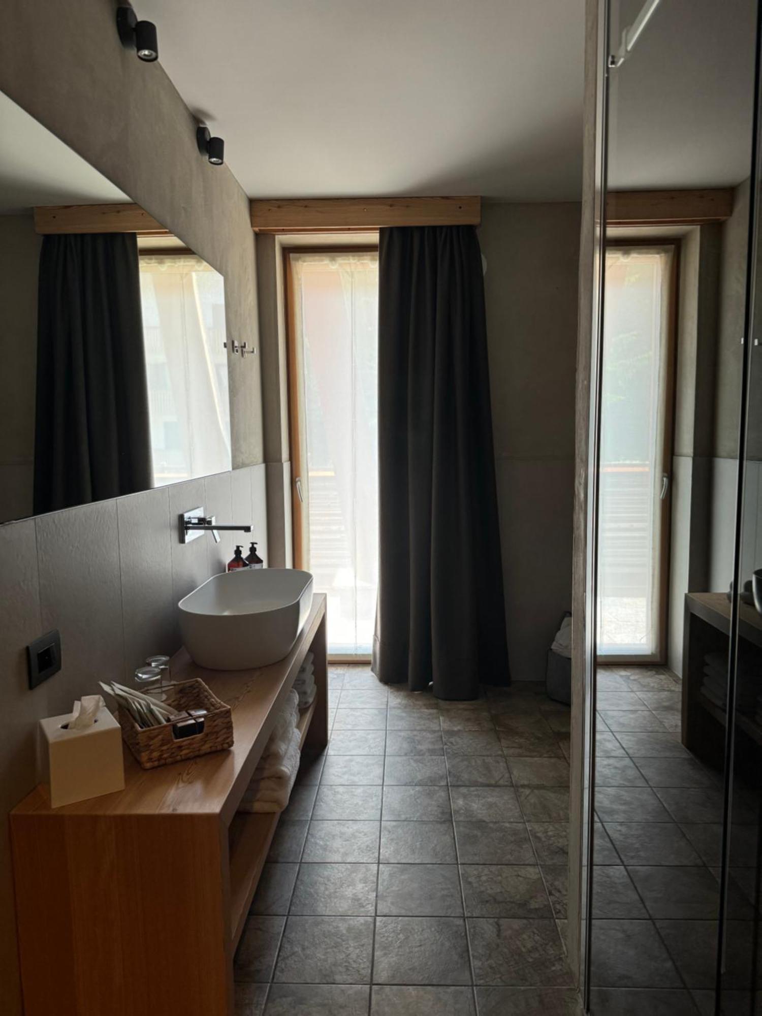 Au Charmant Petit Lac - Ecohotel Parc & Spa Champoluc Exteriör bild
